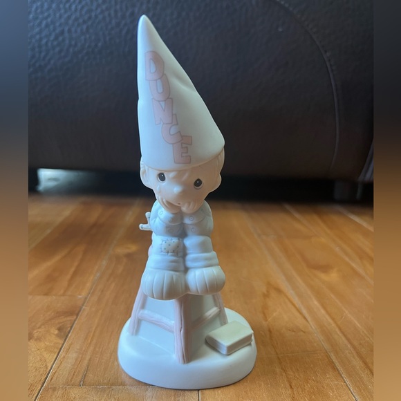 1985 “Nobody’s Perfect” Precious Moment Adorable Dunce Cap Figurine - White - Picture 1 of 2